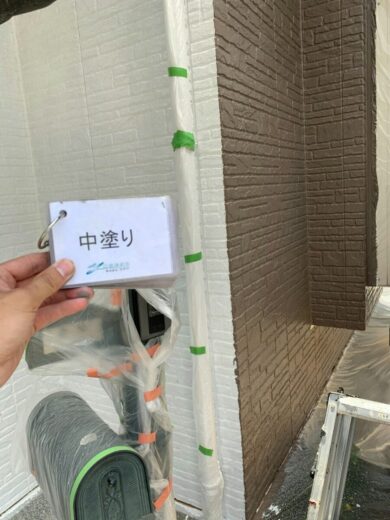 奈良香芝市K様　外壁塗装・屋根塗装・防水工事 1F外壁塗装中塗り
