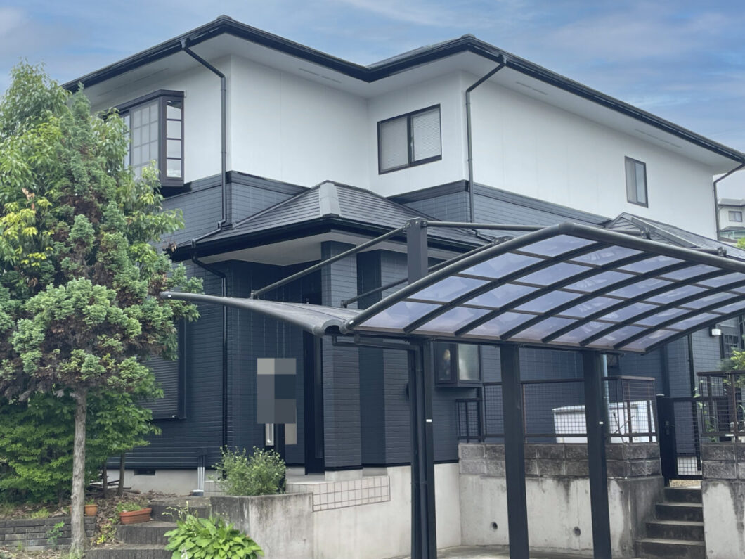 奈良の香芝の株式会社ヨネヤの外壁塗装と屋根塗装のツートンカラーのお家