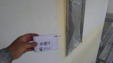 奈良県生駒郡三郷町F様邸　外壁塗装・屋根塗装・防水工事 外壁塗装　中塗り