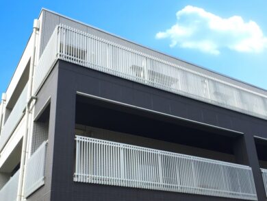奈良の香芝の株式会社ヨネヤの外壁塗装と屋根塗装の上下で分けるツートン