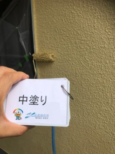 奈良県香芝市U様邸　外壁塗装・屋根塗装工事 外壁塗装　中塗り