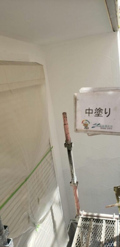 奈良香芝市S様邸　外壁塗装・屋根塗装・防水工事 外壁中塗り