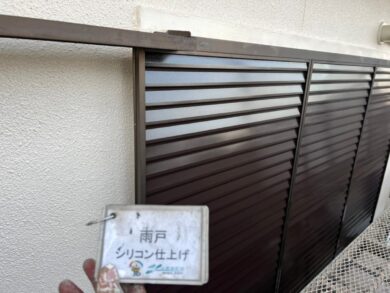 奈良県葛城市K様邸　外壁塗装・屋根塗装工事 雨戸シリコン仕上げ