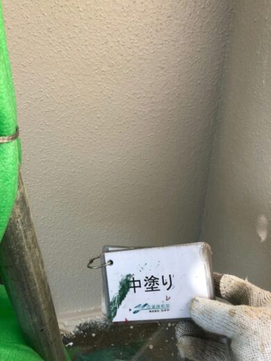 奈良北葛城郡王寺町T様　外壁塗装・屋根塗装・防水工事 外壁塗装中塗り