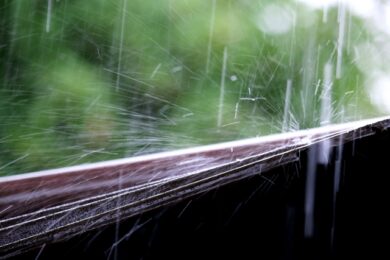 奈良の香芝の株式会社ヨネヤの外壁塗装と屋根塗装の雨