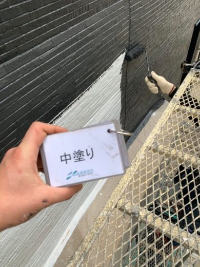 奈良葛城市Y様邸　外壁塗装・屋根塗装・ベランダ防水工事 外壁塗装中塗り①