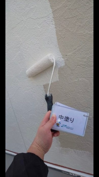 奈良香芝市H様邸　外壁塗装・屋根塗装・防水工事 外壁塗装中塗り