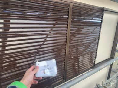 奈良県生駒郡三郷町N様　外壁塗装工事 雨戸シリコン仕上げ