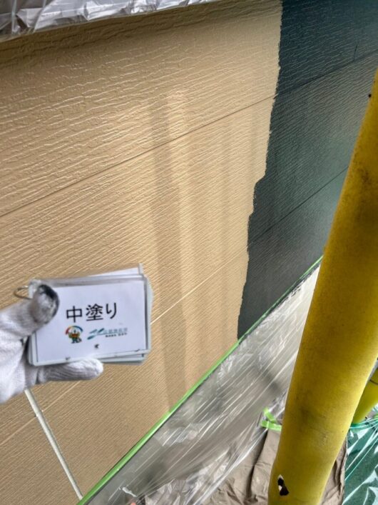 奈良県御所市三室K様邸　外壁塗装・屋根塗装工事 外壁　中塗り