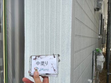 奈良県生駒市T様邸　外壁塗装・防水工事 外壁中塗り