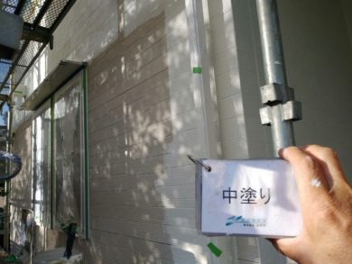 奈良生駒市M様邸　外壁塗装・屋根塗装・外塀塗装・防水工事 外壁塗装中塗り