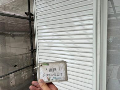 奈良香芝市T様邸　外壁塗装・屋根塗装工事 雨戸シリコン仕上げ