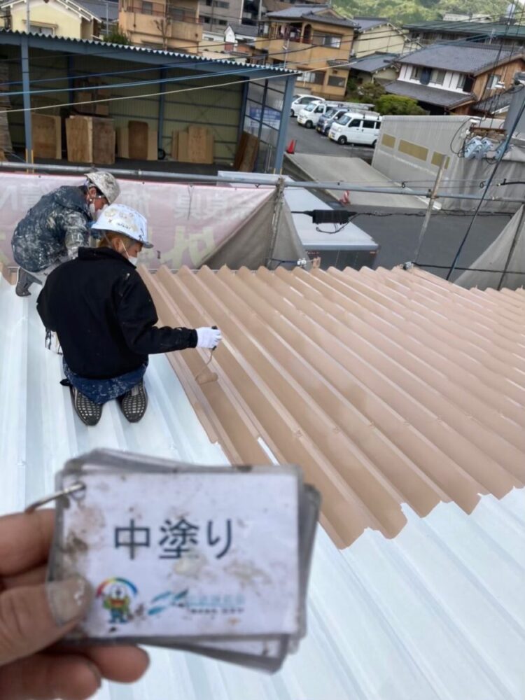 奈良の香芝市の株式会社ヨネヤの外壁塗装と屋根塗装の中塗り
