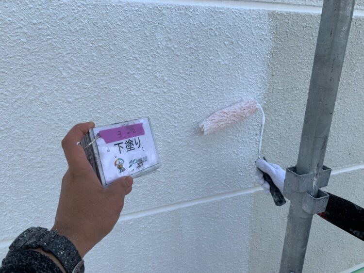 奈良の香芝市の株式会社ヨネヤの外壁塗装と屋根塗装の下塗り