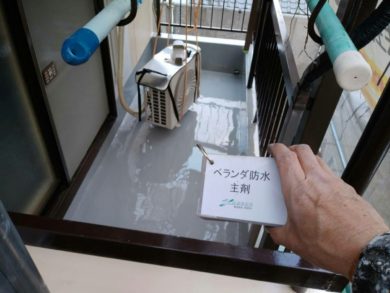 奈良県北葛城郡王寺町Ｋ様邸　外壁塗装・屋根塗装・防水工事 ベランダの施工風景