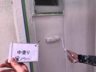奈良御所市H様邸　外壁塗装・屋根塗装・ベランダ防水工事 外壁塗装中塗り