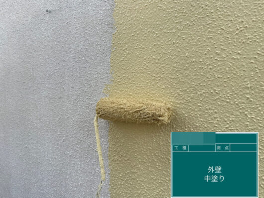 京都府相楽郡精華町T様邸　外壁塗装・防水工事 外壁中塗り