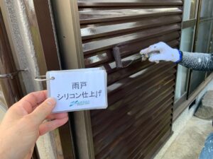 現場の作業風景 雨戸塗装の作業風景 現場の作業風景 雨戸塗装の作業風景