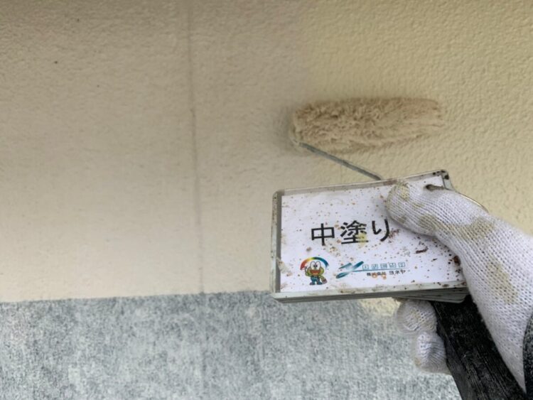 奈良の香芝の株式会社ヨネヤの外壁塗装と屋根塗装の中塗り