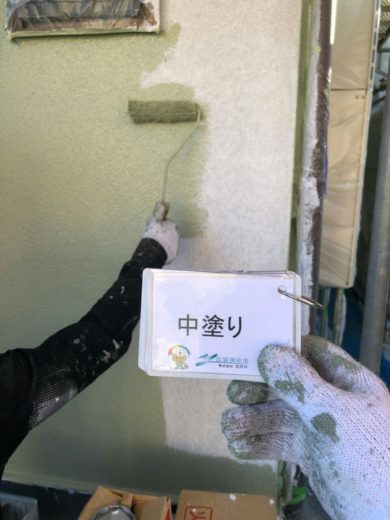 奈良県北葛城郡王寺町T様邸　外壁塗装・屋根塗装工事　 外壁塗装中塗り