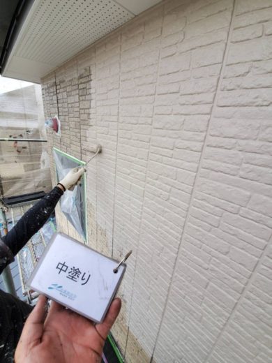 奈良県北葛城郡広陵町K様邸　外壁塗装・屋根塗装・防水工事　 外壁塗装　中塗り
