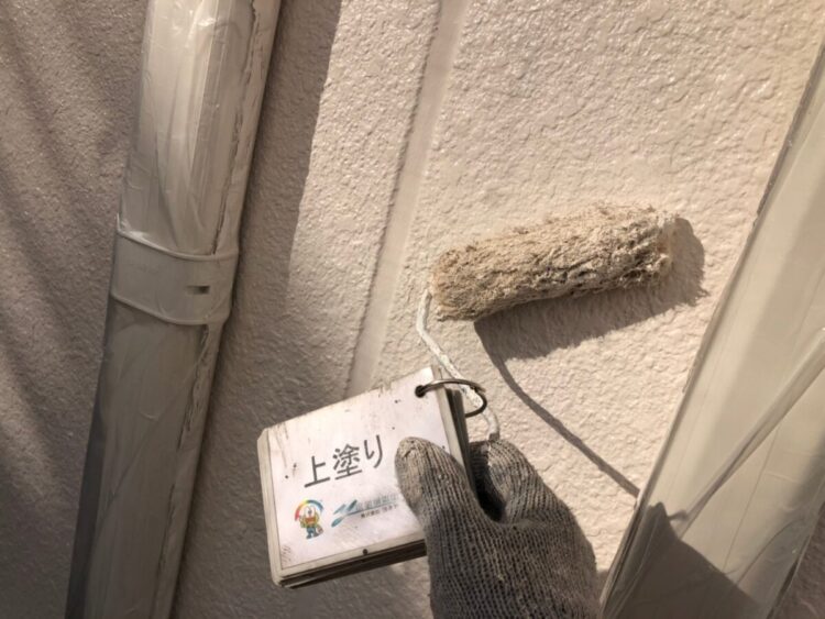 奈良の香芝市の株式会社ヨネヤの外壁塗装と屋根塗装の上塗り
