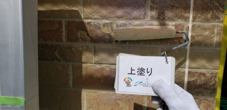 奈良の香芝市の株式会社ヨネヤの外壁塗装と屋根塗装の上塗り