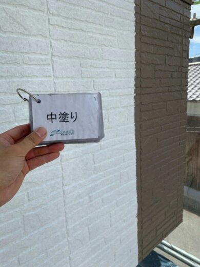 奈良香芝市K様邸　外壁塗装・屋根塗装・防水工事 1F1外壁塗装中塗り
