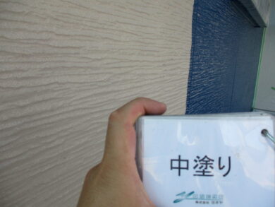 奈良葛城市N様　外壁塗装・屋根塗装・防水工事 外壁塗装中塗り