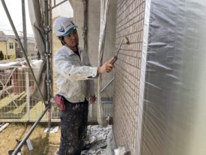 現場の作業風景 外壁塗装上塗り作業 奈良生駒市 現場の作業風景 外壁塗装上塗り作業 奈良生駒市