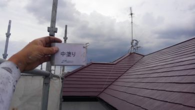 奈良県香芝市O様邸　外壁塗装・屋根塗装・防水工事 屋根塗装中塗り