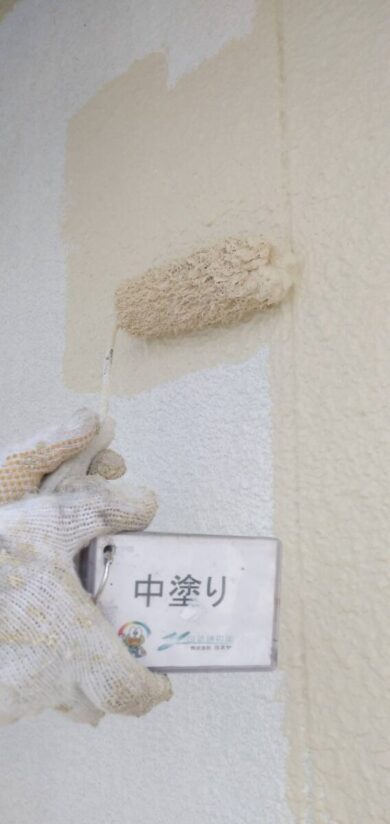 奈良香芝市M様邸　外壁塗装・防水工事 外壁中塗り