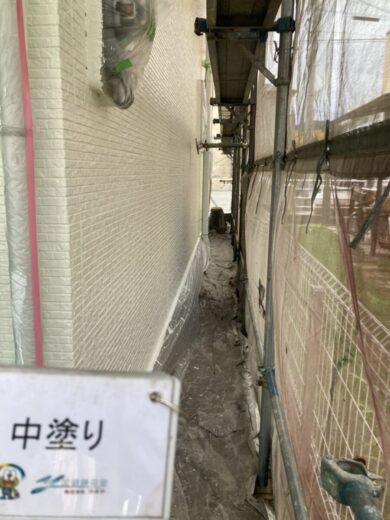 奈良県葛城市K様邸　外壁塗装・屋根塗装・防水工事 外壁中塗り