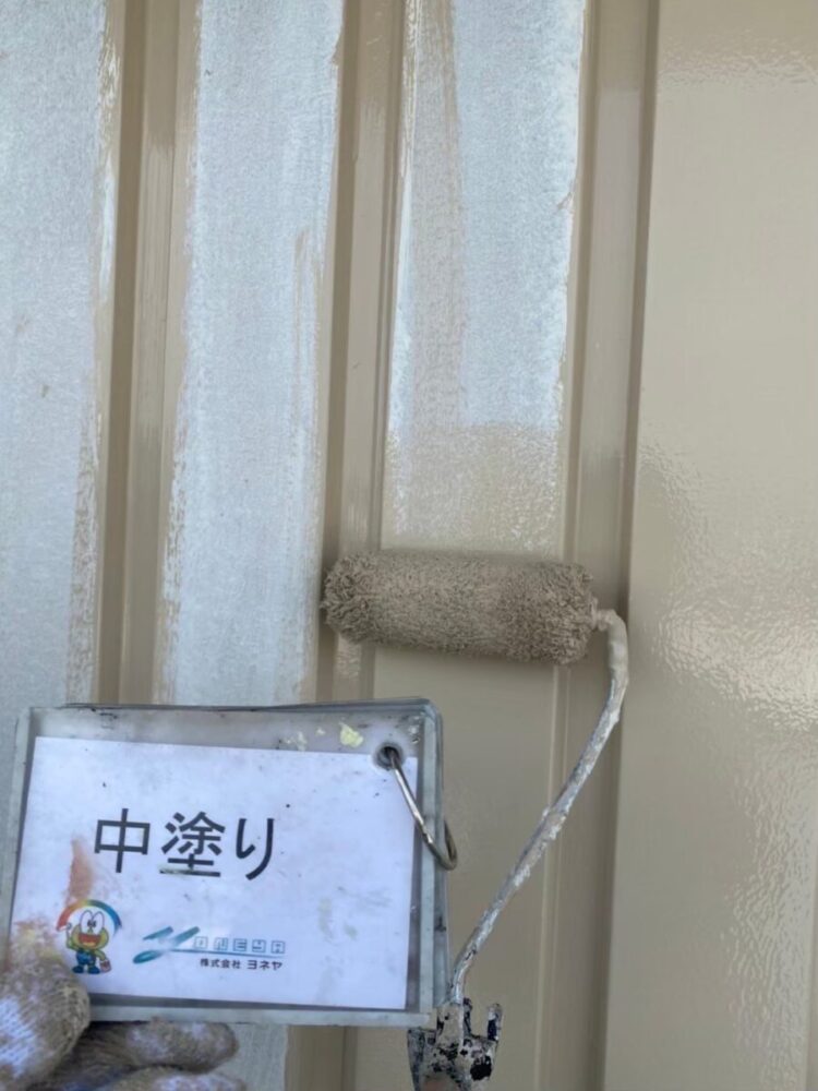 奈良の香芝市の株式会社ヨネヤの外壁塗装と屋根塗装の中塗り
