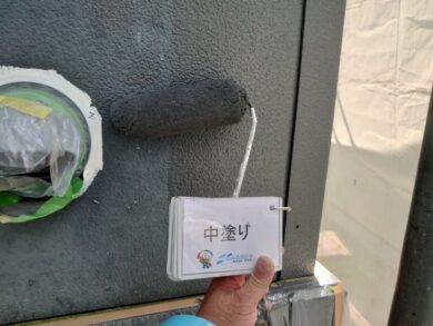 奈良香芝市T様邸　外壁塗装・屋根塗装 外壁中塗り