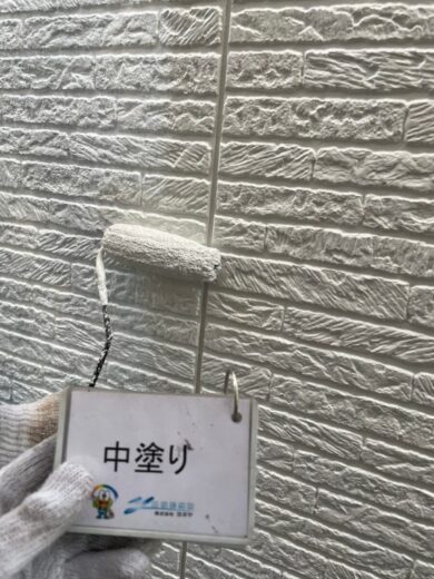 奈良香芝市T様邸　外壁塗装・屋根塗装 外壁中塗り