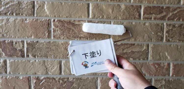 奈良の香芝市の株式会社ヨネヤの外壁塗装と屋根塗装の下塗り