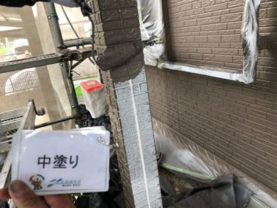 奈良県北葛城郡上牧町H様邸　外壁塗装・屋根塗装・防水工事　 外壁塗装中塗り