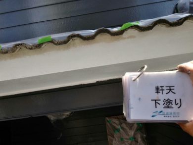 奈良県葛城市O様邸　外壁塗装工事 軒天　下塗り