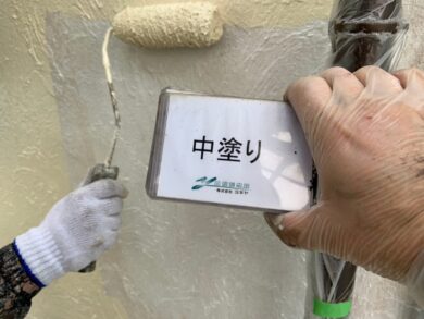 奈良香芝市T様　外壁塗装・屋根カバー工法・防水工事 外壁塗装中塗り②