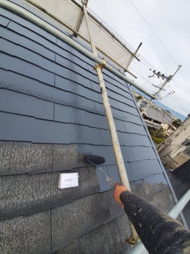 奈良葛城市Y様邸　外壁塗装・屋根塗装・ベランダ防水工事 屋根塗装中塗り