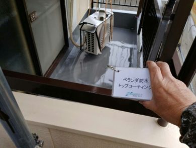 奈良県北葛城郡王寺町Ｋ様邸　外壁塗装・屋根塗装・防水工事 ベランダの施工風景