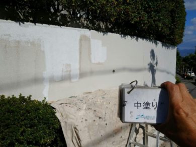 奈良北葛城郡王寺町M様邸　外壁塗装・屋根塗装工事 外塀塗装中塗り