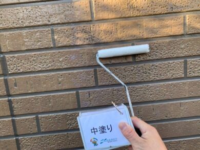 奈良葛城市M様　外壁塗装・屋根塗装・防水工事 外壁塗装中塗り