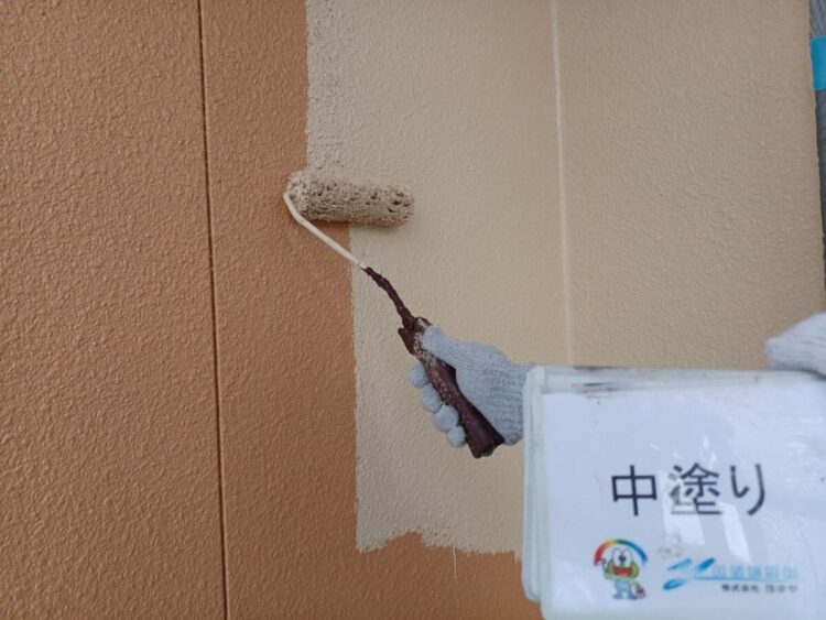 奈良の香芝市の株式会社ヨネヤの外壁塗装と屋根塗装の中塗り