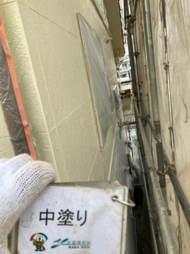 奈良県生駒郡斑鳩町H様邸　外壁塗装・屋根塗装・防水工事 外壁中塗り