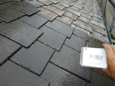 奈良県生駒郡三郷町M様邸　外壁塗装・屋根塗装工事 屋根塗装中塗り