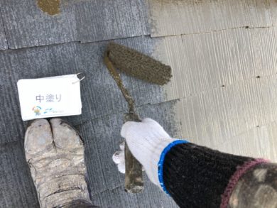 奈良県北葛城郡上牧町H様邸　外壁塗装・屋根塗装・防水工事　 屋根塗装中塗り