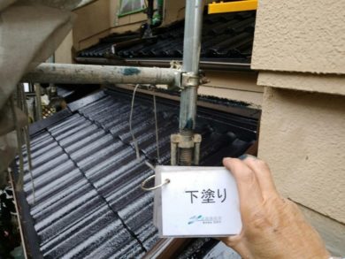 奈良県北葛城郡王寺町Ｋ様邸　外壁塗装・屋根塗装・防水工事 屋根部の塗装　下塗り