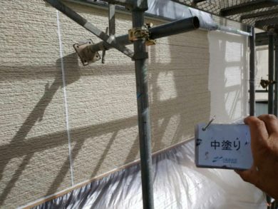 奈良県大和高田市Ｉ様邸 　外壁塗装・屋根塗装工事 外壁の中塗り
